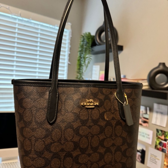 Coach Small City Tote Signature Canvas - Picture 4 of 4